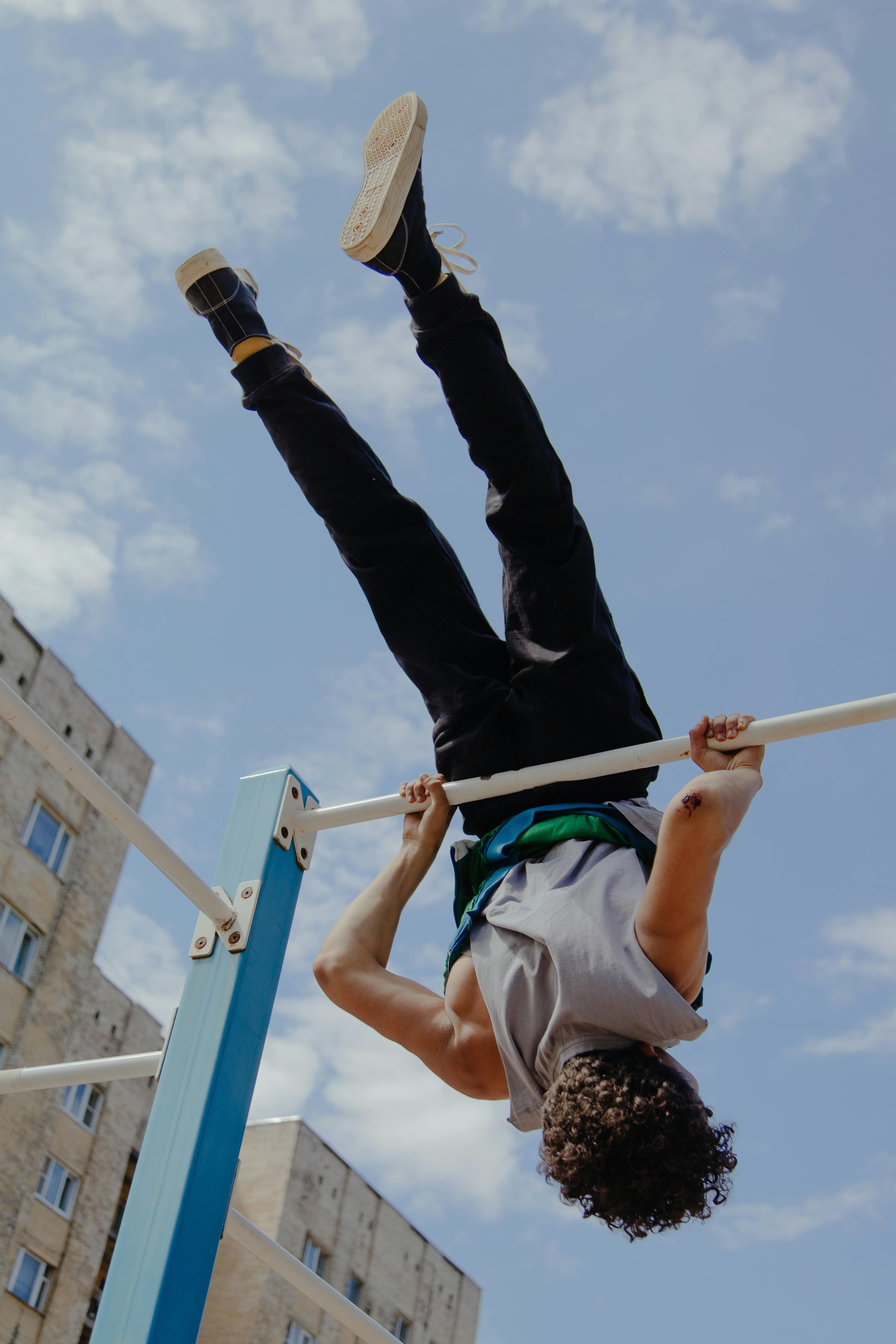 Athlète calisthenics en entraînement